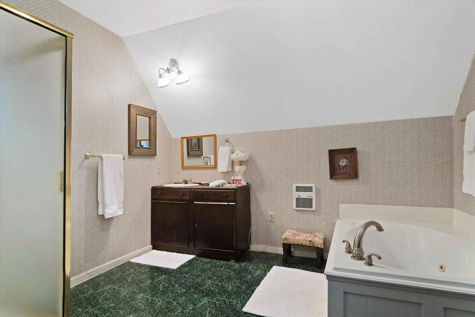 Bailey Inglish Suite jetted tub at Four Winds