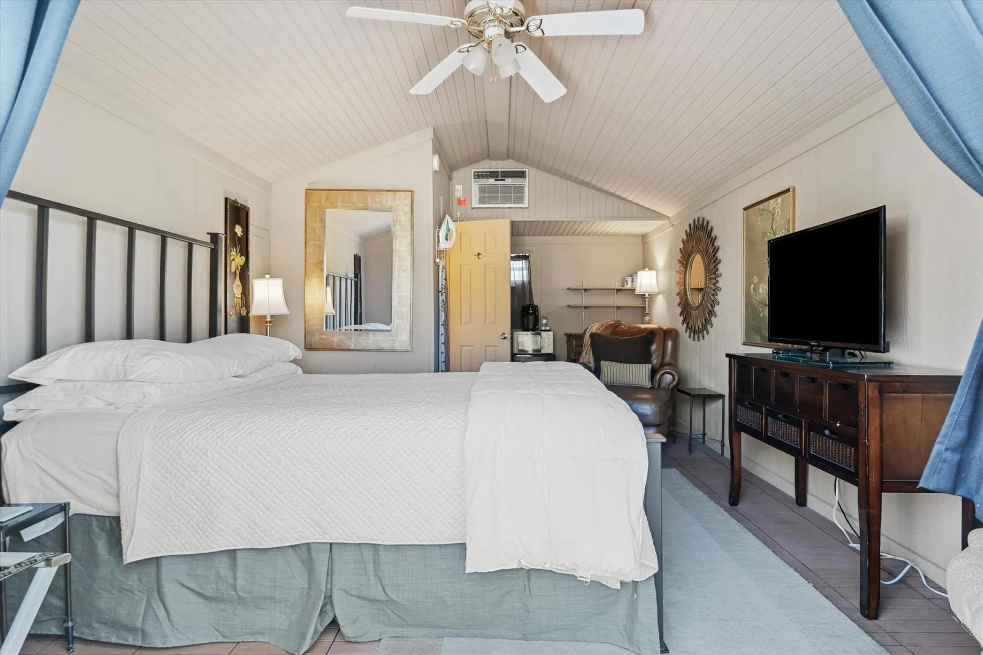 Burke Trammell Cottage — private bathroom
